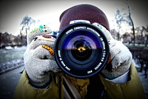 Девушка фотографирует на зеркалку, сфокусированность в покере