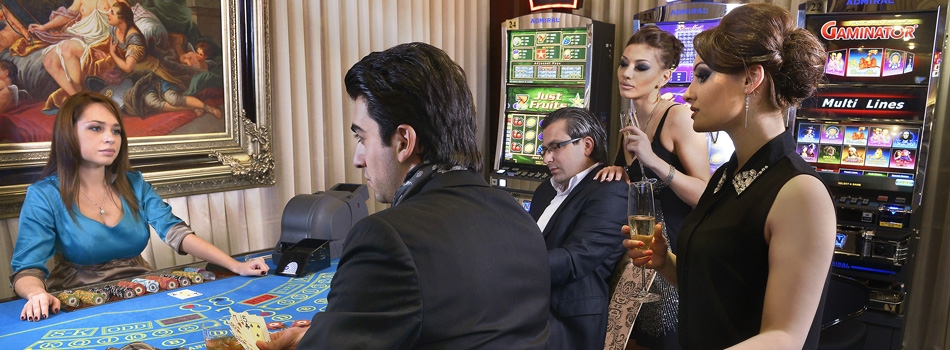 Игроки в сопровождении привлекательных дам играют в блэк-джек