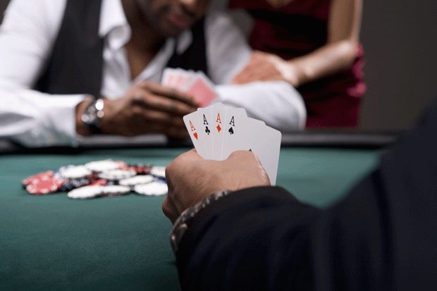 Игрок в покер собрал четыре туза - удача в его руках