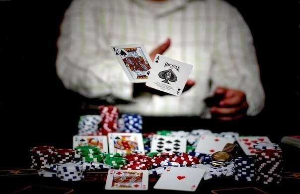 Игрок в покер бросает карты номиналом король и туз