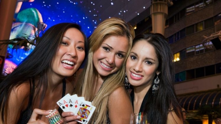 Тройка веселых заведенных подруг играют в казино