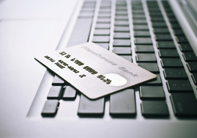 Кредитная карта лежит на клавиатуре ноутбука