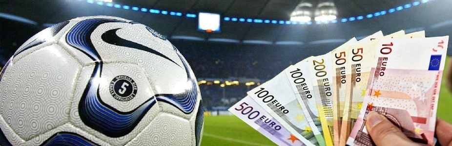 Веер из купюр евро и большой мяч на фоне футбольного поля