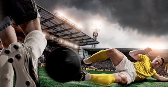 Сбитый на поле игрок за секунду до попадания по нему летящим мячем