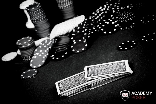 Покерный стол с картами и фишками, эксплуатация противников в покере