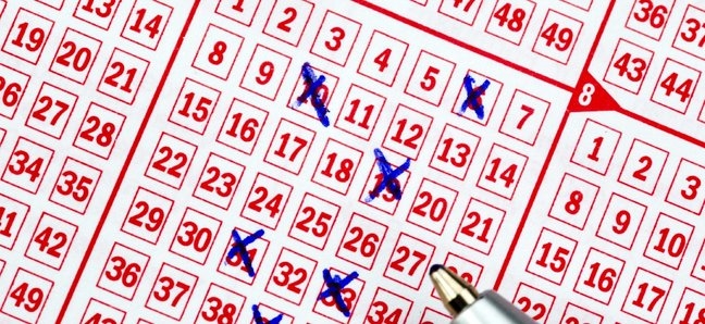 Лотерейный билет с зачеркнутыми номерами