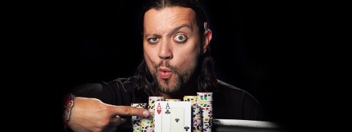 Мужчина выиграл с двумя тузами, шоудаун прибыль покер