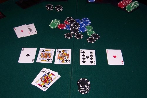 карты на игровом столе на шоудауне