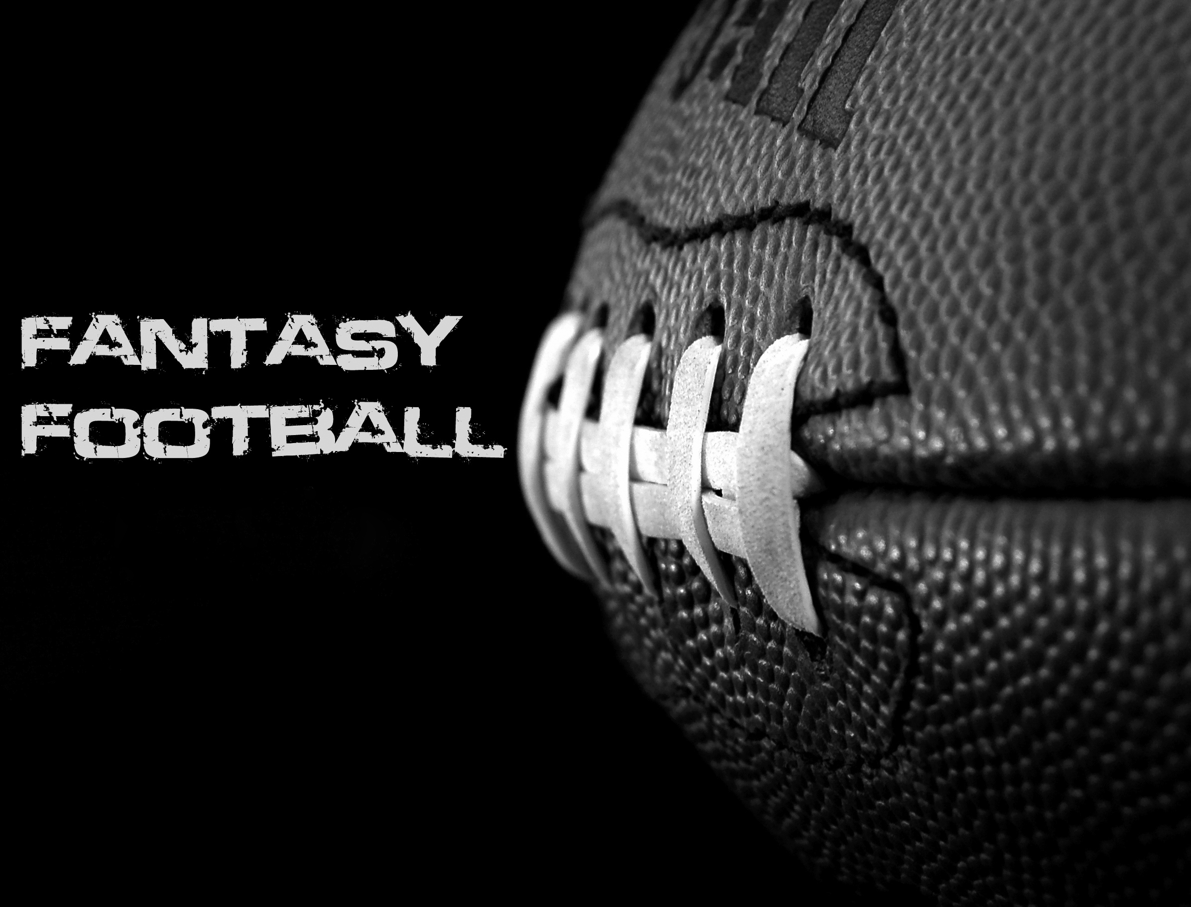 Макроснимок мяча для регби и надпись "fantasy football"