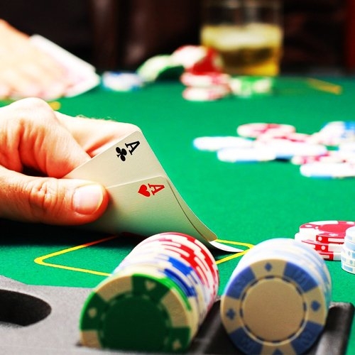 Два туза и фишки на столе, изолирование фишевых соперников