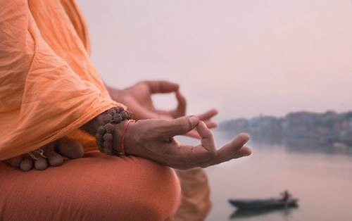 Монах сидит с четками в позе лотоса. способности игрока, покер, везение, удача, невезение, регрессия, оценка результатов