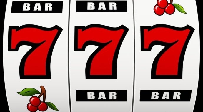 Барабан игрового автомата, на котором совпали три семерки