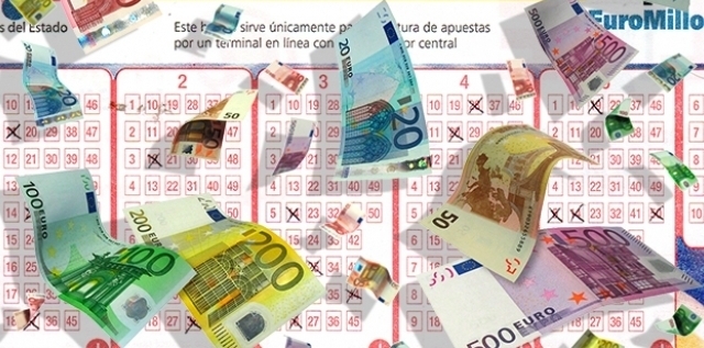 Купюры евро летят над лотерейным билетом