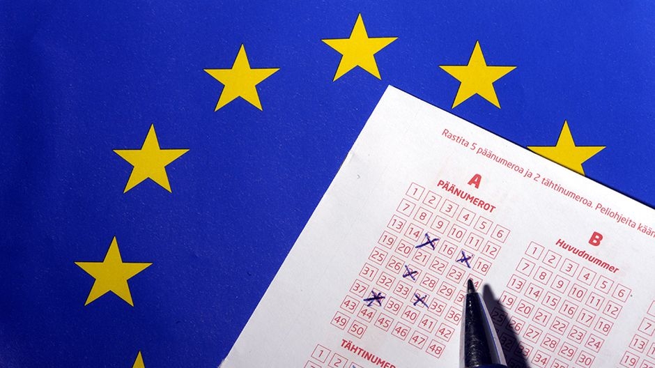 Лотерейный билет лежит на флаге Евросоюза