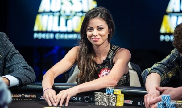 Улыбающаяся Саманта Абернати за игорным столом в процессе совершения ставки