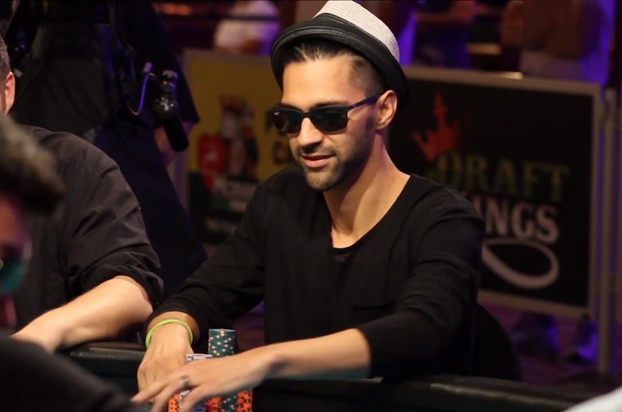 Эндрю Морено за игорным столом скрывает лицо за темными очками и шляпой с полями