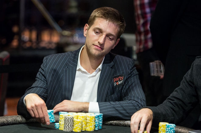 Элегантный Тони Данст сидит за игорным столом с фишкой в руках