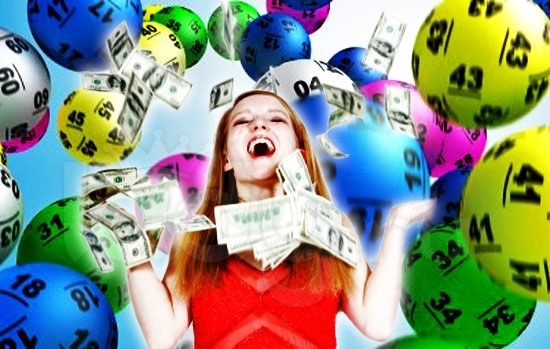 Радостная девушка в ливне долларовых купюр и лотерейных шаров