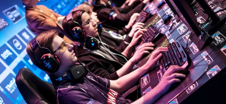 Парни играют в киберспорт