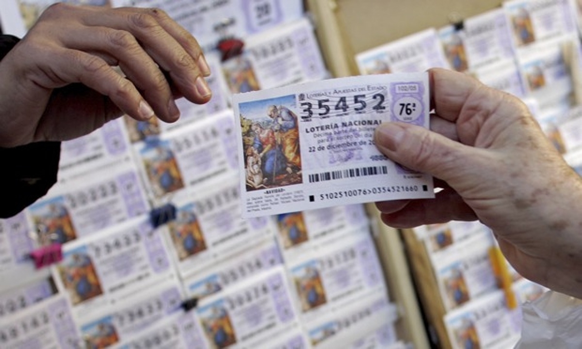 Из рук в руки передается билет лотереи EI Gordo