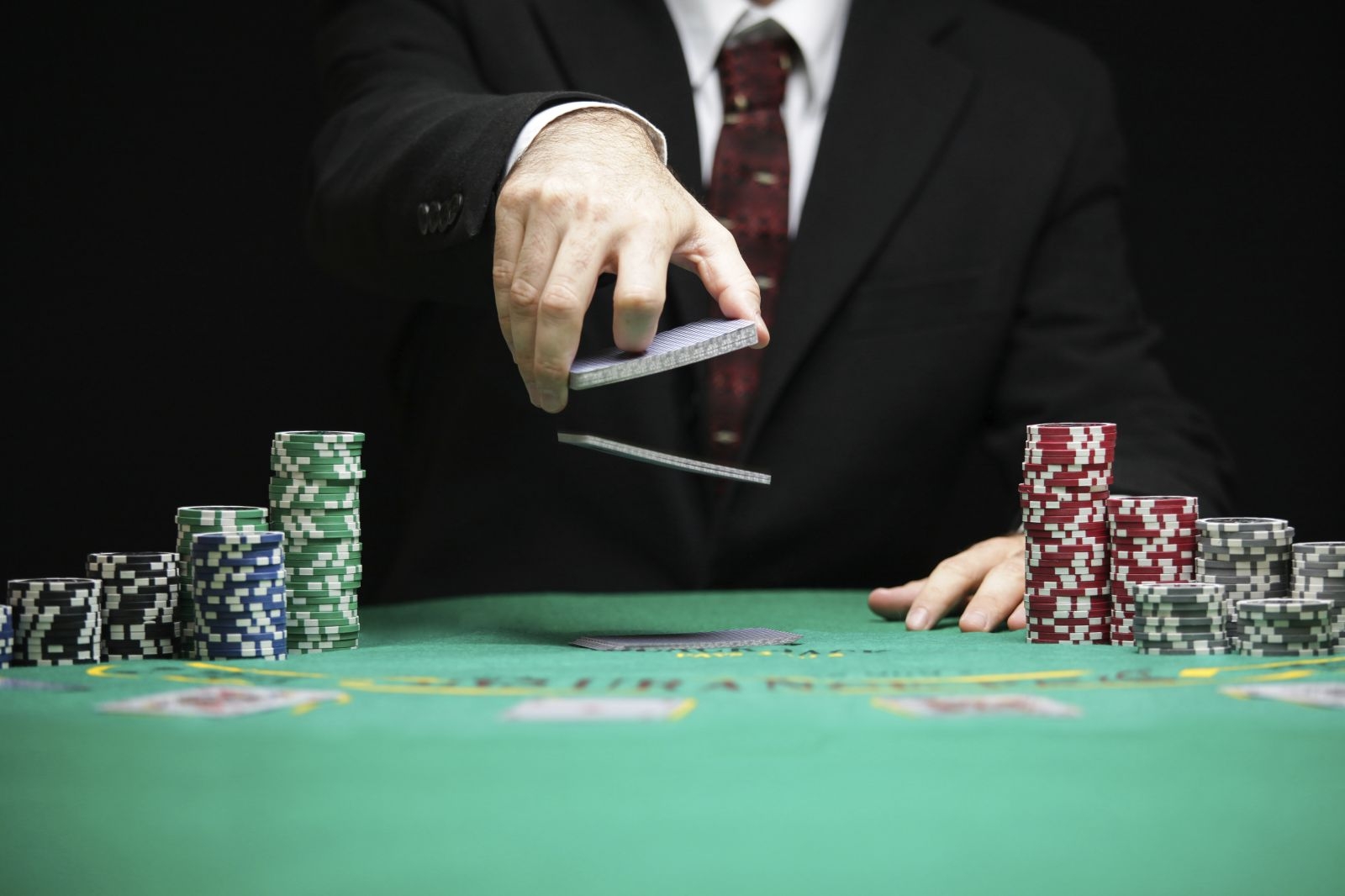 Загадочный игрок в покер бросает карты на игорный стол