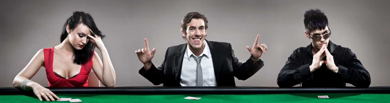 Задумчивая брюнетка, весельчак и серьезный молодой человек за столом для игры в покер