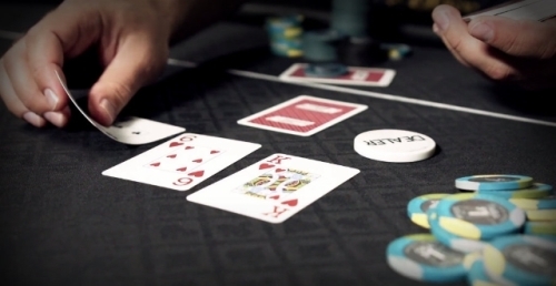 покер, три-бет, фиш, слабый противник, стратегия, регуляр, размеры ставок, борд, тип игрового стола, карты флопа, префлоп розыгрыш, карманные карты, слабые противники, ставка