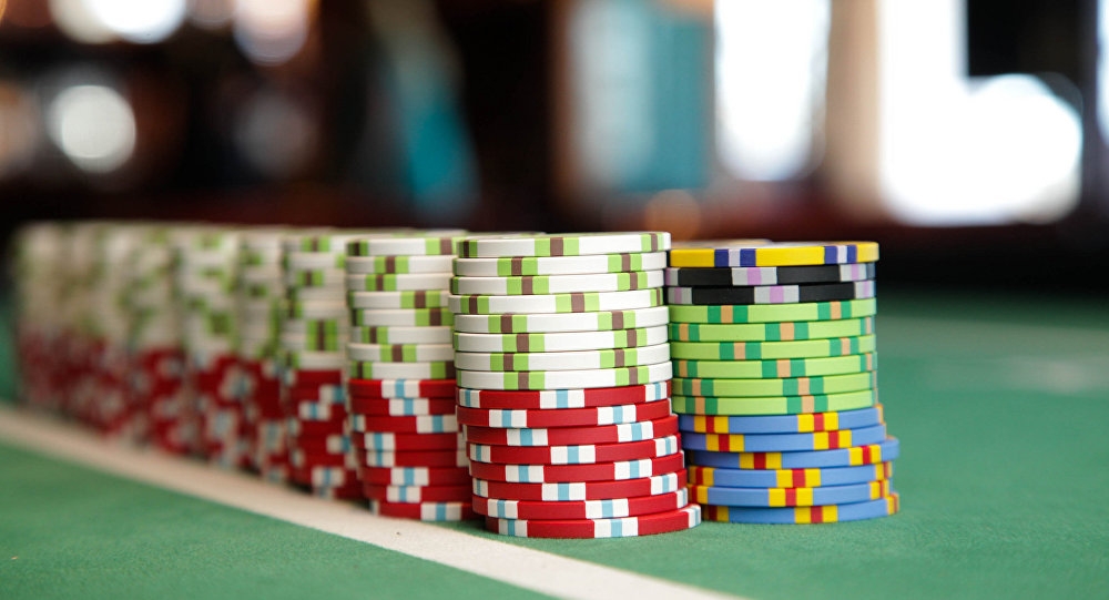 Стопки фишек выставлены на игорном столе в два ряда