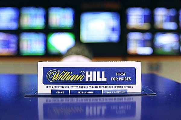 Табличка с надписью "William Hill" в зале букмекерской конторы