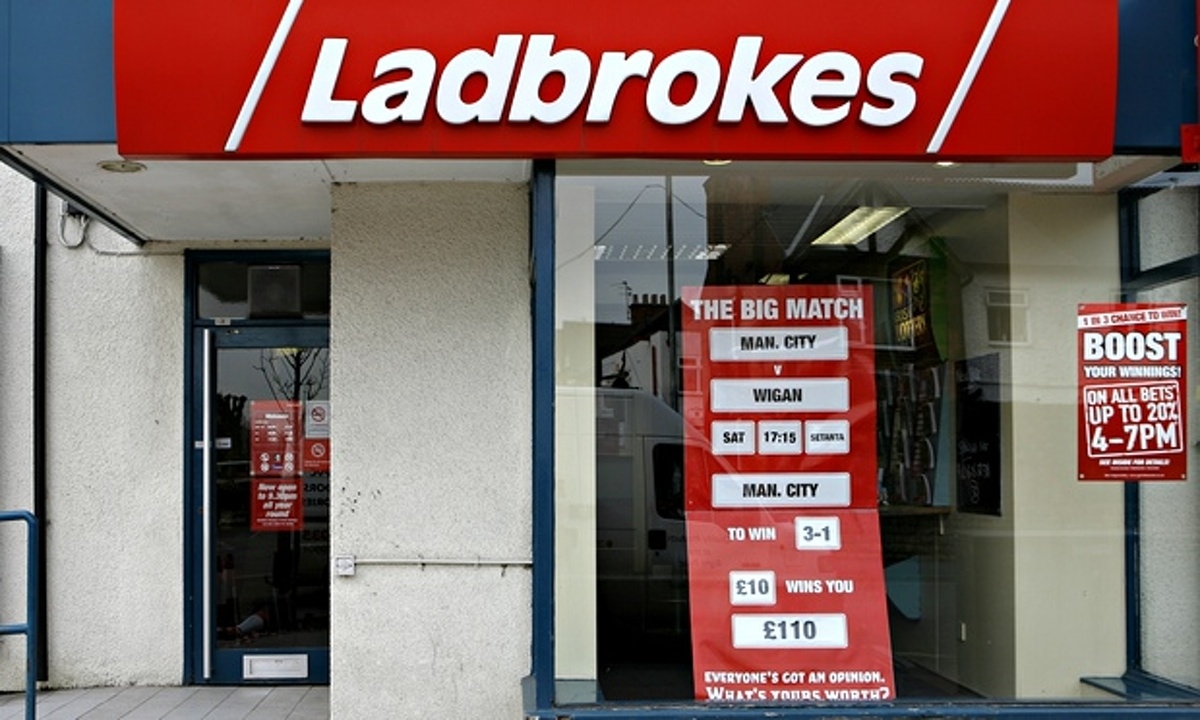 Фасад букмекерской конторы Ladbrokes