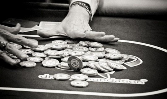 бет-сайзинг, большой стек, крупная ставка, фишки в покере, фишки на покерном столе, покерная концепция