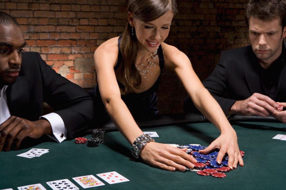 Симпатичная шатенка в вечернем платье сгребает выигранные фишки