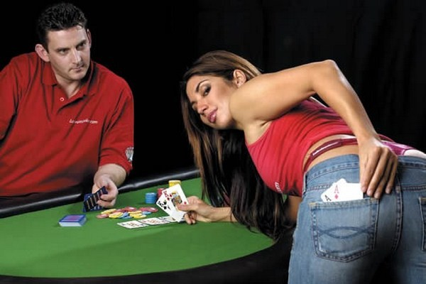 Девушка развернулась задом и демонстрирует пару тузов в заднем кармане