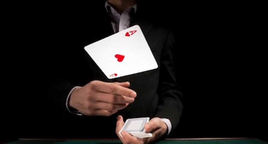 Незнакомец в темной комнате бросает червовый туз