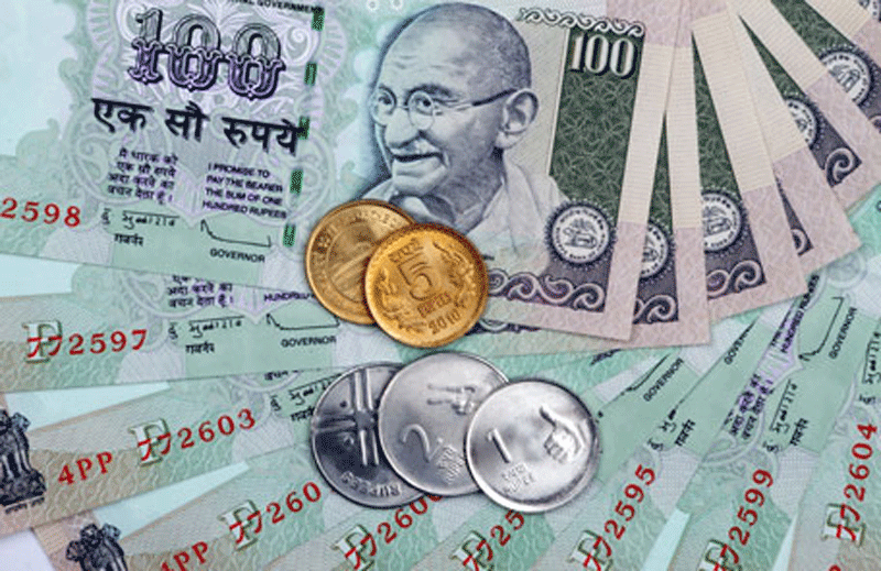 разложенные веером купюры рупии