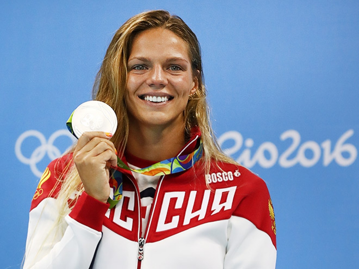 Заплаканная Юлия Ефимова с золотой медалью