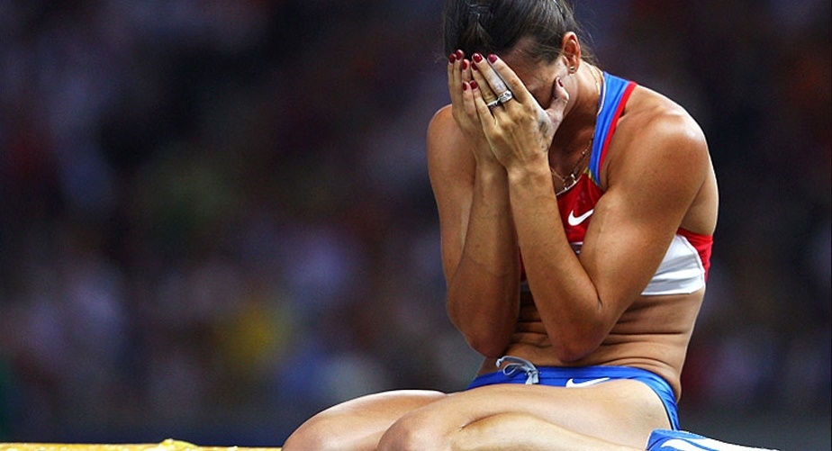 Легкоатлет упал на колени и расплакался, прикрыв руками лицо