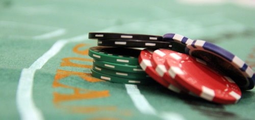 фишки на игровом столе, стек, выигрыш, диапазон игрока, эквити, REM process