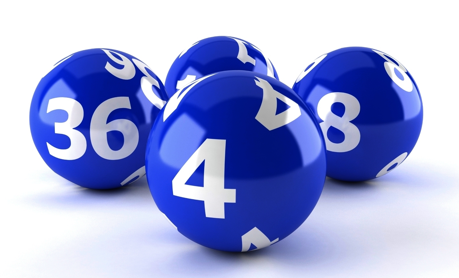 Крупным планом изображены синие лотерейные билеты с белыми номерами