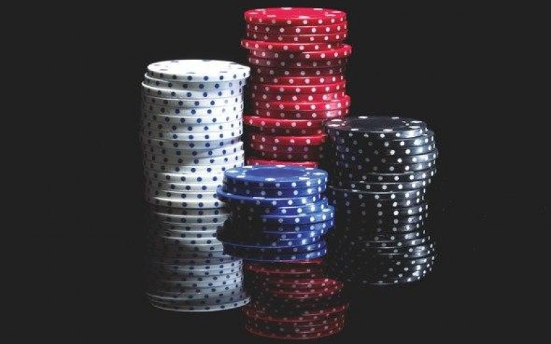 Стопки красныхЭ, черных, синих и белых фишек для покера