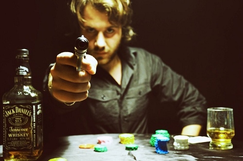 Если хотите добиться успеха в покере, не отказывайтесь от агрессивной стратегии.Покер, агрессивная стратегия, блеф, розыгрыш, фолд.