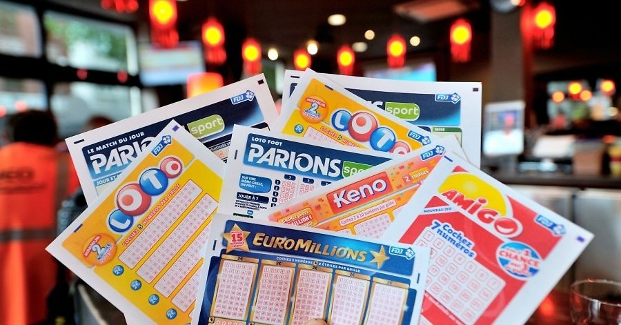Билеты от разных лотерей в одной куче на фоне игорного зала