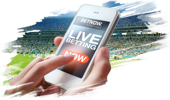 Смартфон в руках на фоне футбольного поля