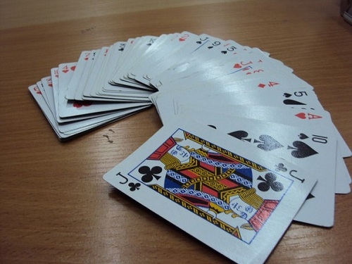 Розыгрыш в турнире с глубокими стеками младшего сета. Младший сет, стек, флоп, ставка, розыгрыш.