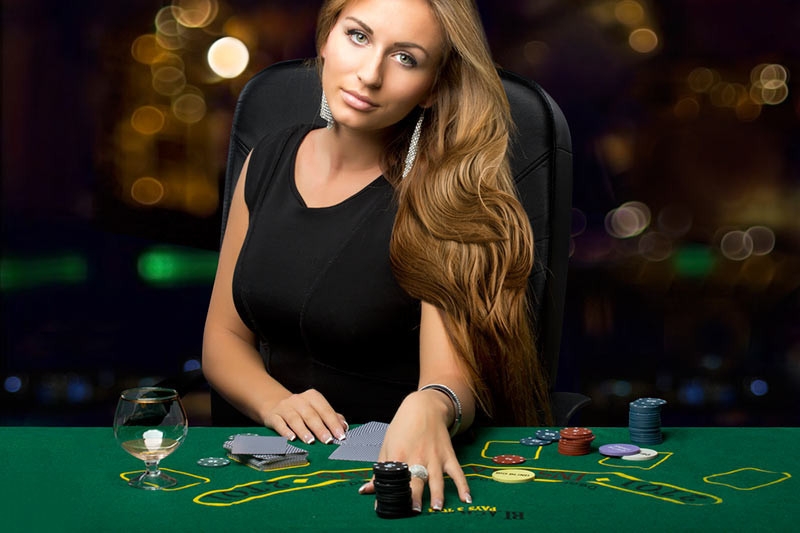 Русоволосая красотка за столом для игры в покер