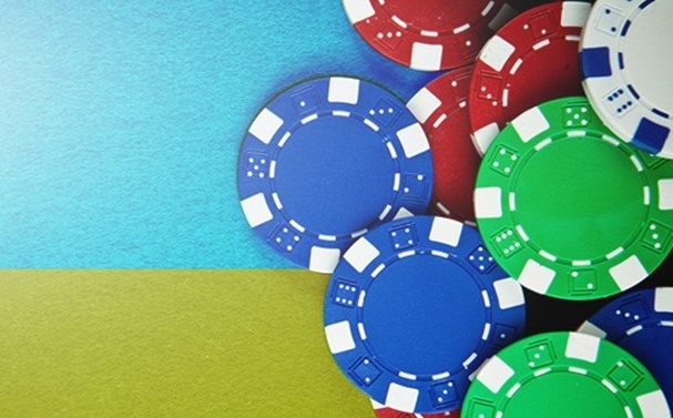 Флаг Украины, на котором разложены фишки казино