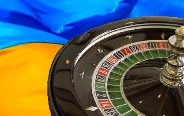 Колесо рулетки на фоне флага Украины