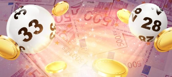 Лотерейные шары с номерами, монеты и купюры евро