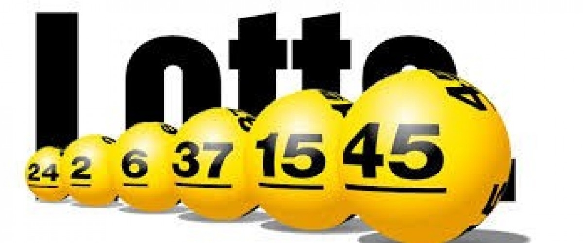 Желтые лотерейные шары с номерами выложены в ряд на фоне надписи Lotto