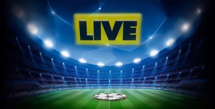 Футбольное поле в свете софитов перед игрой, а сверху желтая кнопка с надписью "Live"